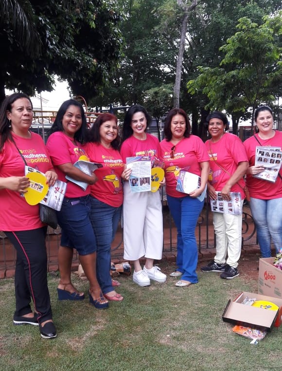 Mulheres com a camiseta reforçando o pedido de apoio a igualdade de gênero
