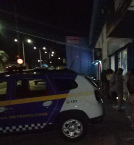 Foram orientados ainda 32 estabelecimentos comerciais e 110 pessoas dispersas nesta madrugada.