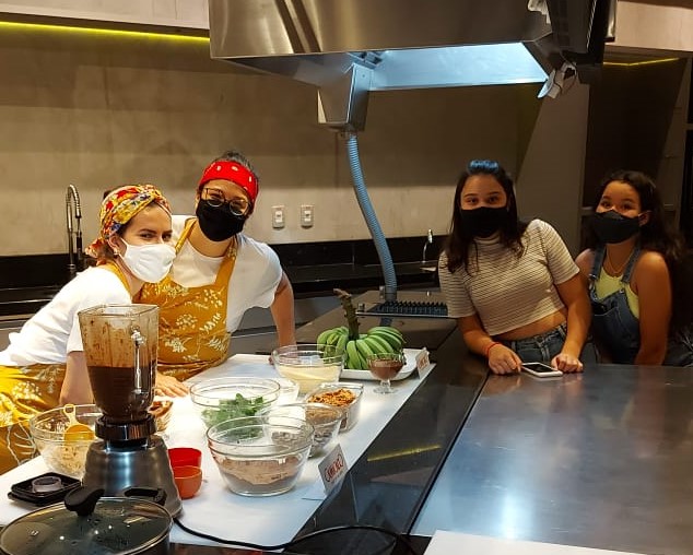 Quem inicia a criançada na culinária são a agricultora urbana Márcia Chiad e a nutricionista e Chef Kids Pâmela Leal de Figueiredo