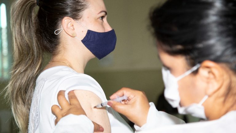 A vacina da Influenza, que protege contra três vírus diferentes que provocam a gripe, está disponível para toda a população acima de seis meses de idade nas unidades de saúde de Campo Grande