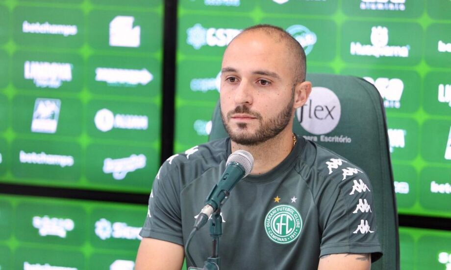 Destaque do Guarani, Régis valoriza coletivo e fala em vitória contra o Vasco