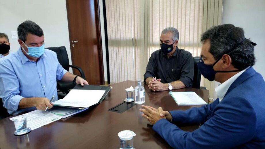 O aditivo foi assinado nesta segunda-feira (26) pelo governador Reinaldo Azambuja, Marquinhos Trad e o Eduardo Riedel