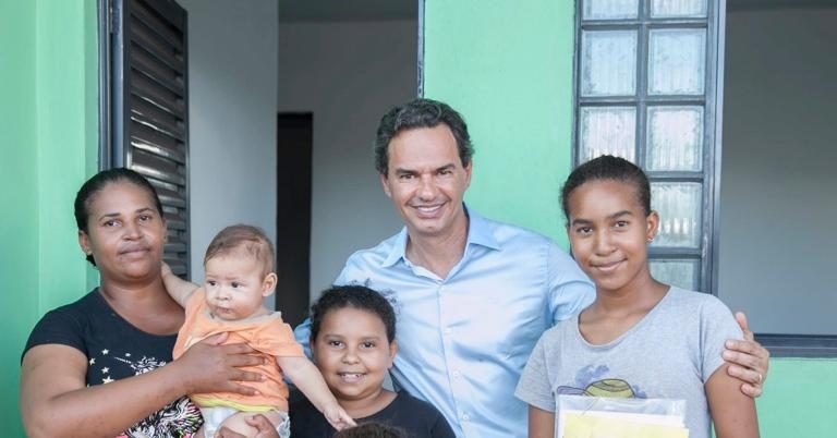 Prefeito Marquinhos Trad entrega casa