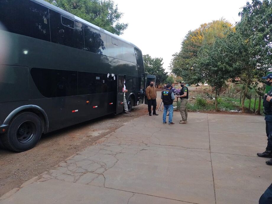 Dois ônibus de aplicativo são apreendidos por realizarem transporte clandestino