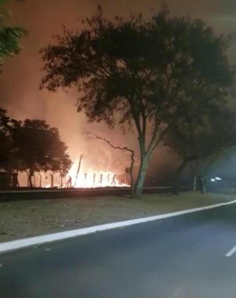 O incêndio teve início na Rua Rio Claro, próximo a Acadepol