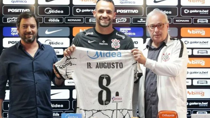 O meia Renato Augusto foi apresentado pelo Corinthians nesta quarta-feira no CT Joaquim Grava.