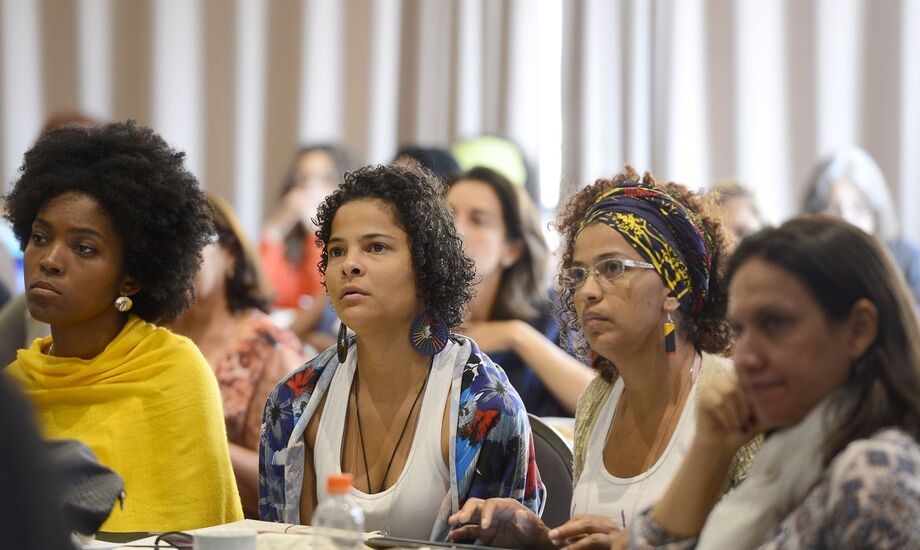 A publicação visa investigar as desigualdades por gênero e raça