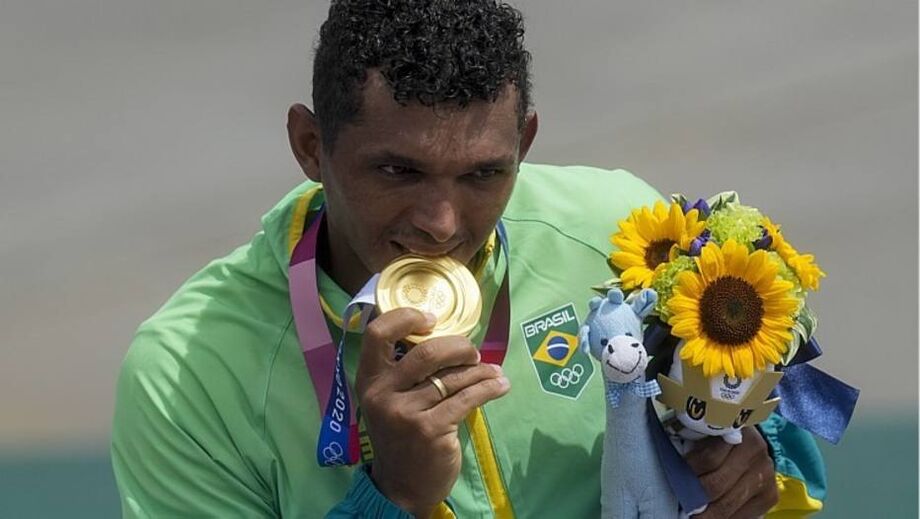 Isaquias Queiroz conquistou a medalha de ouro na canoagem