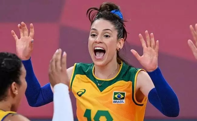 A líbero Camila Brait, 32 anos, anunciou sua aposentadoria da seleção