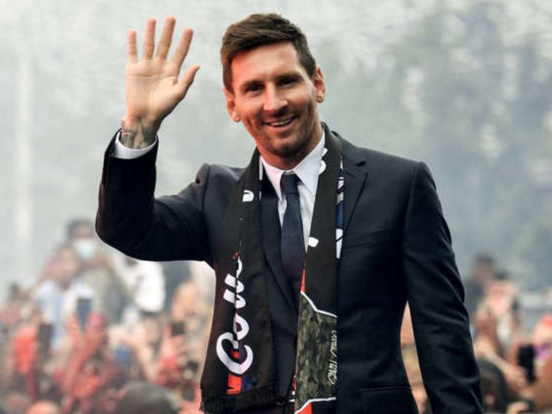 Messi é apresentado à torcida do PSG no Parque dos Príncipes