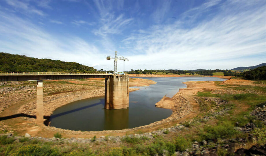 Empresários se preocupam com a crise hídrica e com as condições de fornecimento de energia nos próximos meses, mostra levantamento da CNI.