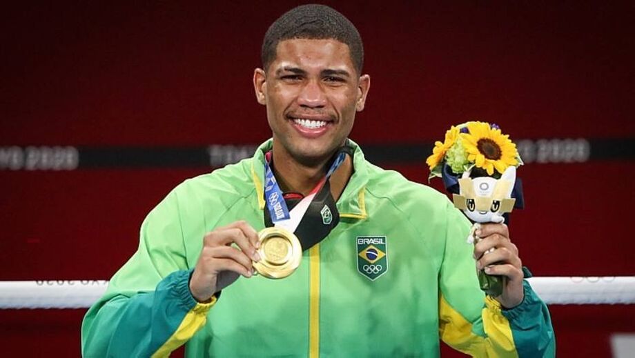 Hebert Conceição exibe medalha de ouro conquistada neste sábado