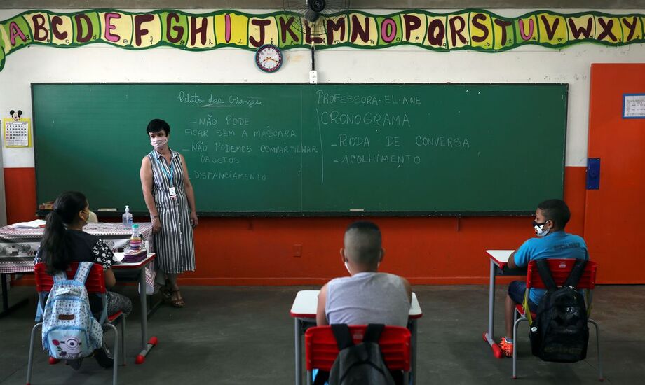 No segundo semestre deste ano, mais escolas públicas e particulares deverão retomar as atividades presenciais