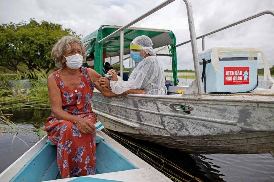 Vacinação na comunidade de Nossa Senhora Livramento, próxima a Manaus. Foto: MICHAEL DANTAS/AFP
