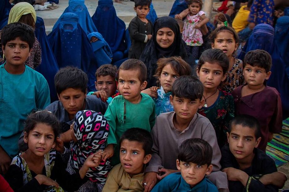Famílias deslocadas de territórios tomados pela Taleban chegam a Kunduz