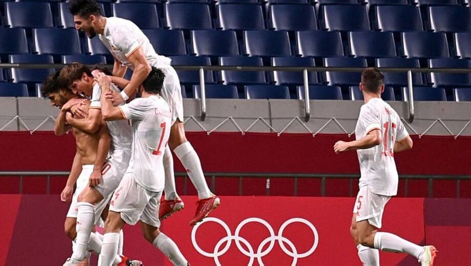 Jogadores da Espanha comemoram gol da vitória sobre o Japão