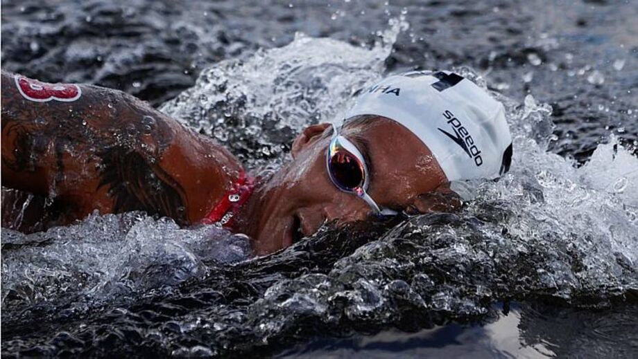 Ana Marcela Cunha ganha a medalha de ouro na maratona aquática nos Jogos de Tóquio