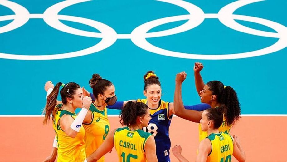 Jogadoras da seleção comemoram ponto na vitória diante da Rússia