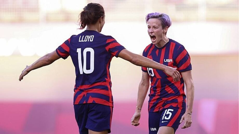 Líderes da seleção dos EUA, Carli Lloyd e Megan Rapinoe comemoram medalha de bronze