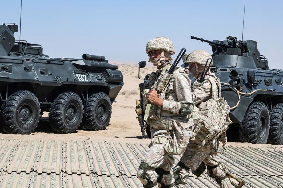 Forças uzbeques e russas concluíram exercícios militares perto da fronteira do Afeganistão