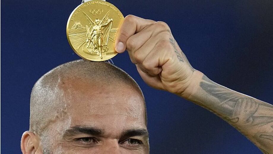 Daniel Alves exibe sua medalha de ouro