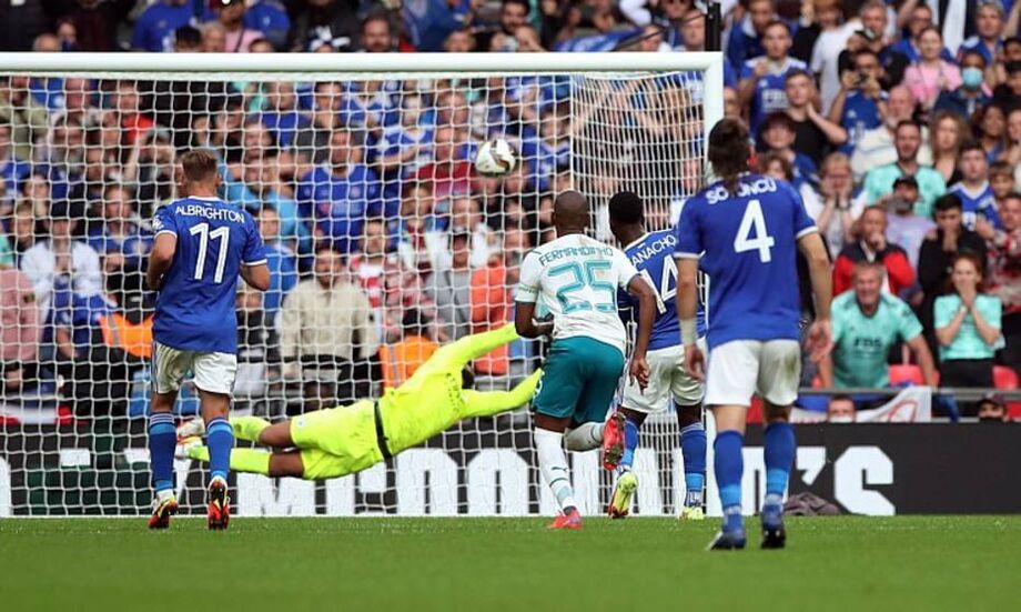 Iheanacho anota o gol do título do Leicester sobre o Manchester City