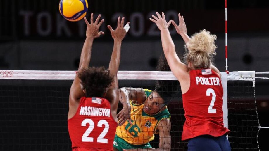 Seleção feminina de vôlei parou no bloqueio dos EUA e ficou com a prata