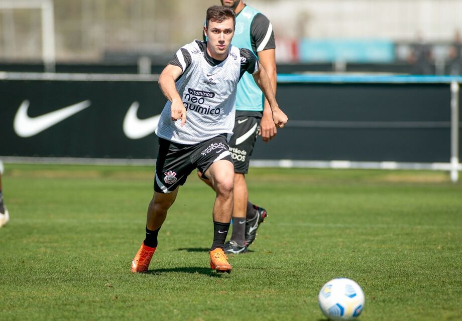 Lucas Piton em treino do Corinthians