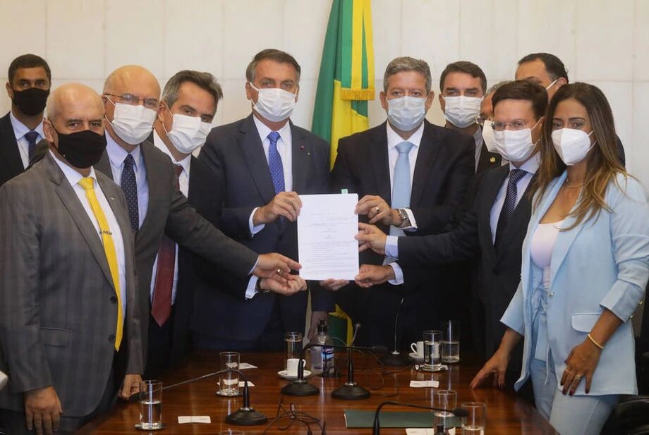 Acompanhado de ministros, Bolsonaro entrega ao presidente da Câmara, Arthur Lira, a MP do novo Bolsa Família.