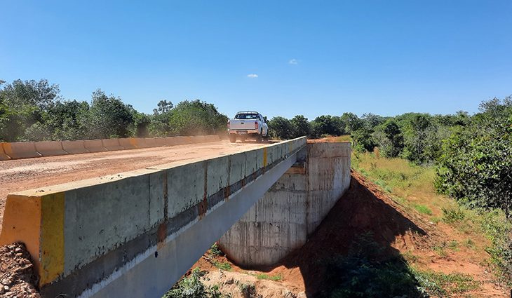 Está em construção a ponte sobre o rio Taquiarí Mirim, com 50 metros de extensão em uma estrada vicinal que dá acesso a diversas propriedades a Leste da BR-163.