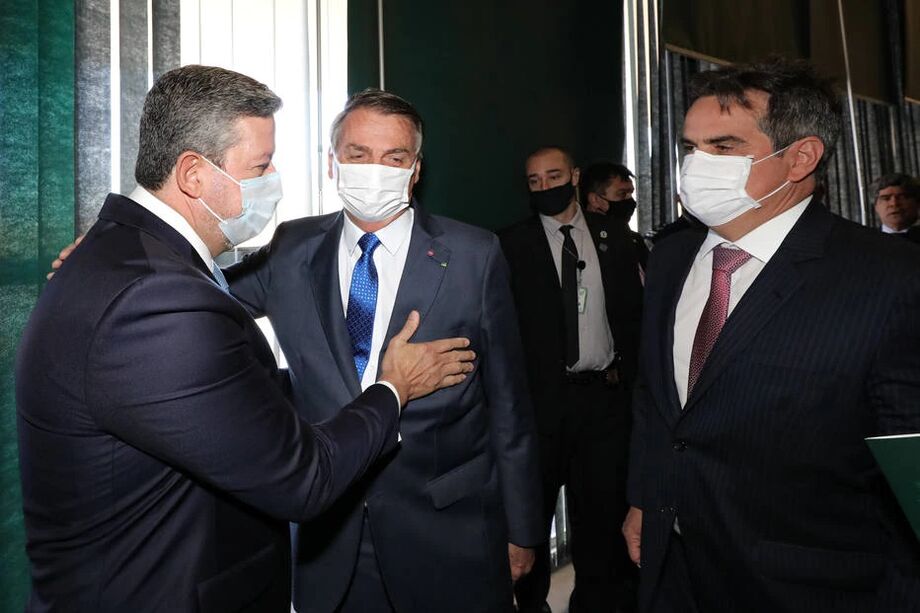 Jair Bolsonaro, ao lado do ministro da Casa Civil, Ciro Nogueira (à dir.), cumprimenta o presidente da Câmara dos Deputados, Arthur Lira.