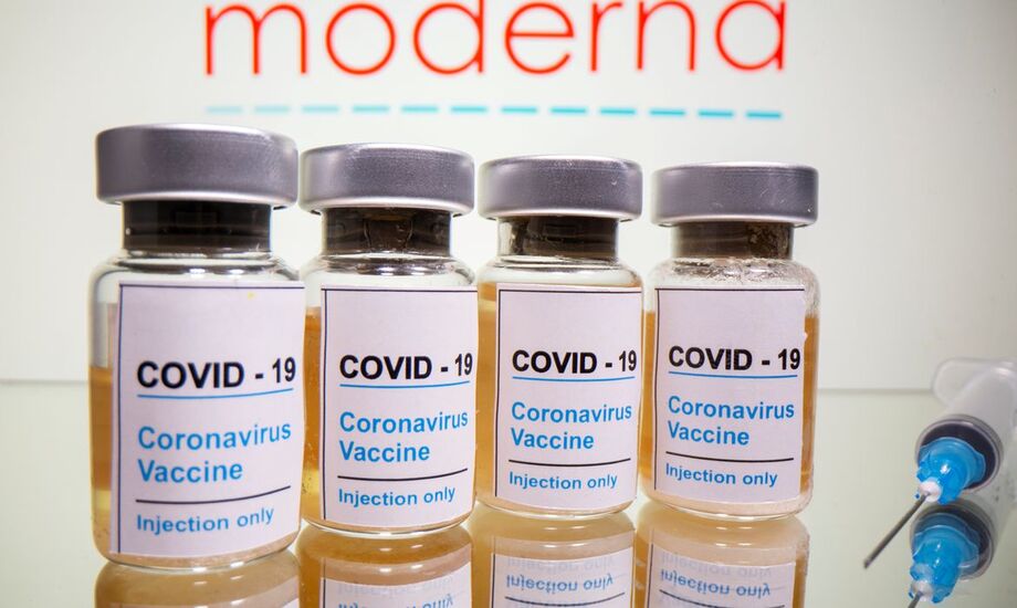 Embora sua vacina permaneça eficaz contra a covid-19, incluindo as variantes mais recentes do vírus, há evidências de que o imunizante poderia ser mais efetivo com uma dose de reforço