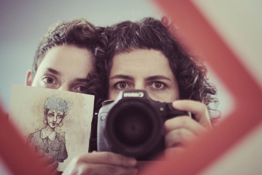 A diretora Coraci Ruiz e o filho Noah
