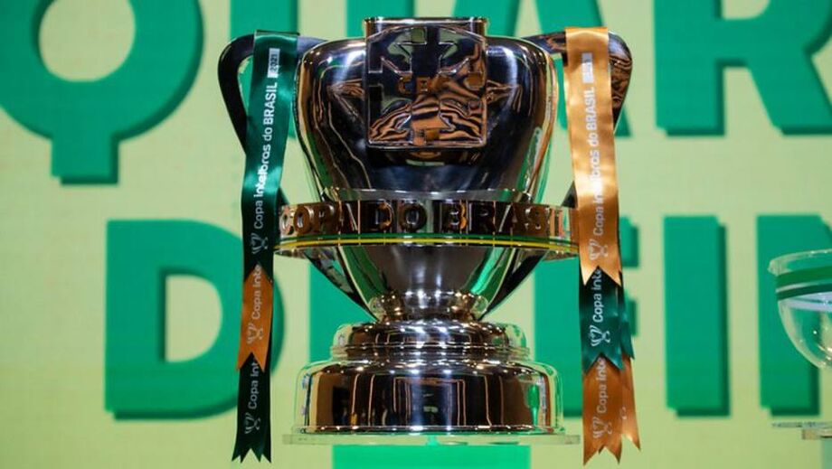 Troféu de campeão da Copa do Brasil. Torneio sofreu alterações no calendário