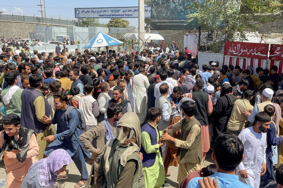 Na tentativa de fugir dos taleban, pessoas tentam entrar no Aeroporto Internacional Hamid Karzai em Cabul, no Afeganistão