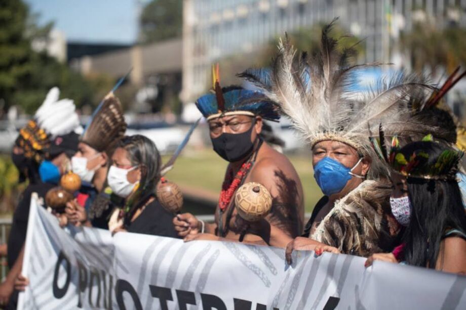 Indígenas de diversas etnias fazem protesto em frente ao Congresso Nacional contra o projeto que altera regras para demarcação de terra