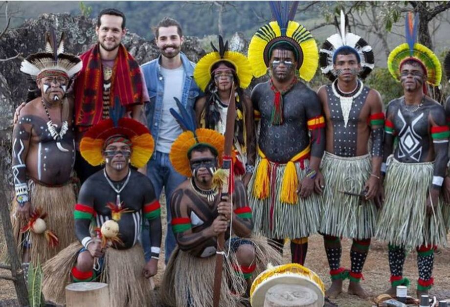 O DJ Alok ao lado de indígenas.
