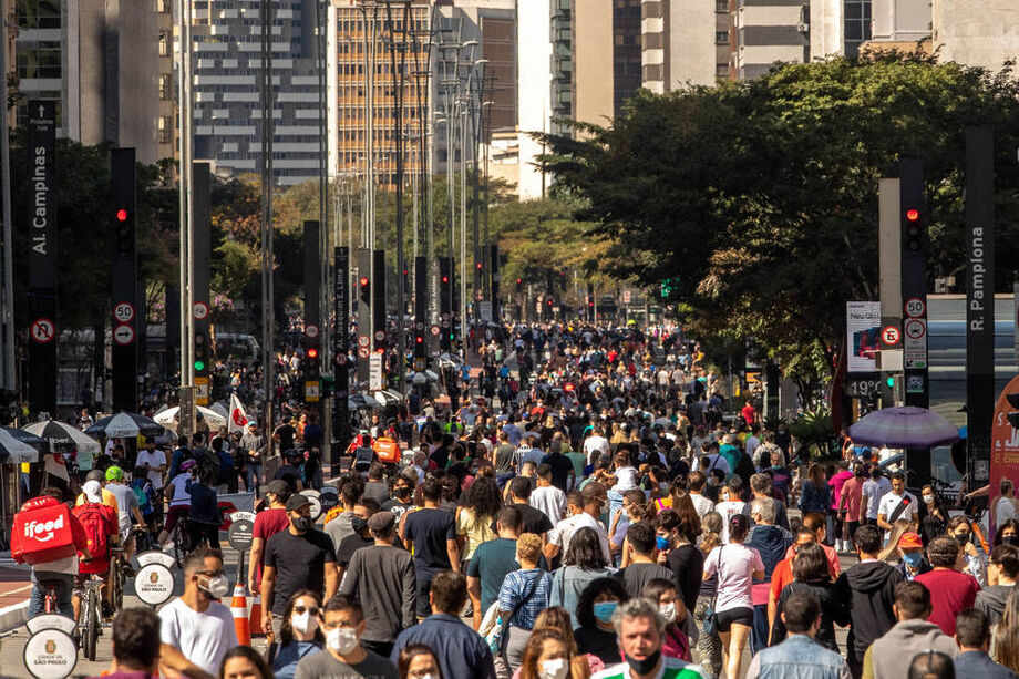 Movimentação na Av. Paulista no primeiro dia de fechamento para carros aos domingos desde o inicio da pandemia, em 18 de julho de 2021
