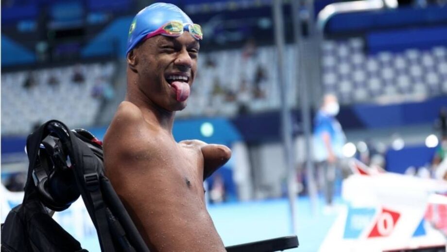 Gabriel Araújo comemora após conquistar ouro na Paralimpíada