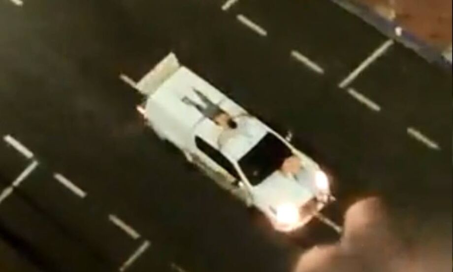 Amarrados em carros, reféns foram feitos de 'escudo humano' para impedir ataques da polícia contra os criminosos.