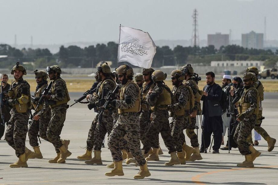 Combatentes do Taleban chegam ao aeroporto de Cabul em 31 de agosto de 2021, depois de os EUA terem retirado todas as suas tropas do país.