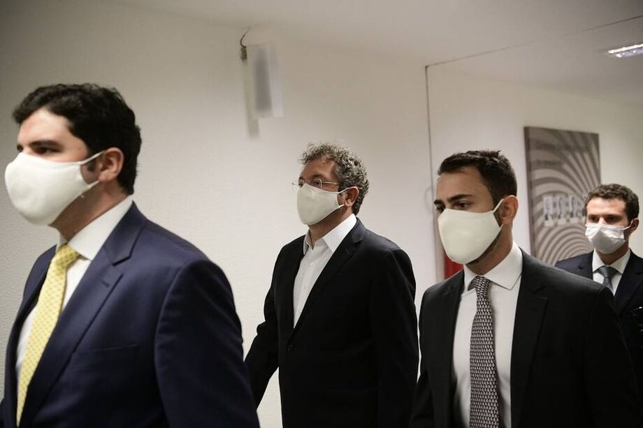 Francisco Maximiano (no centro da imagem), dono da Precisa Medicamentos, chega para depor à CPI da Covid