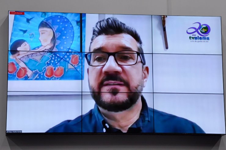 Pedro Kemp afirmou que o presidente da República foge dos reais problemas do País e ataca a democracia