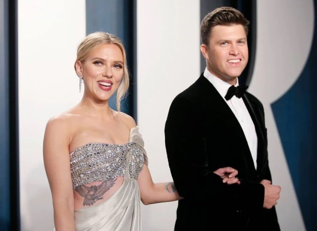 A atriz Scarlett Johansson e o marido Colin Jost