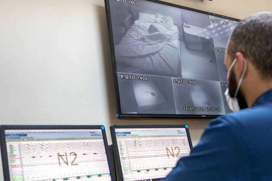 Funcionário do Instituto do Sono observa paulistana com sonambulismo em monitor