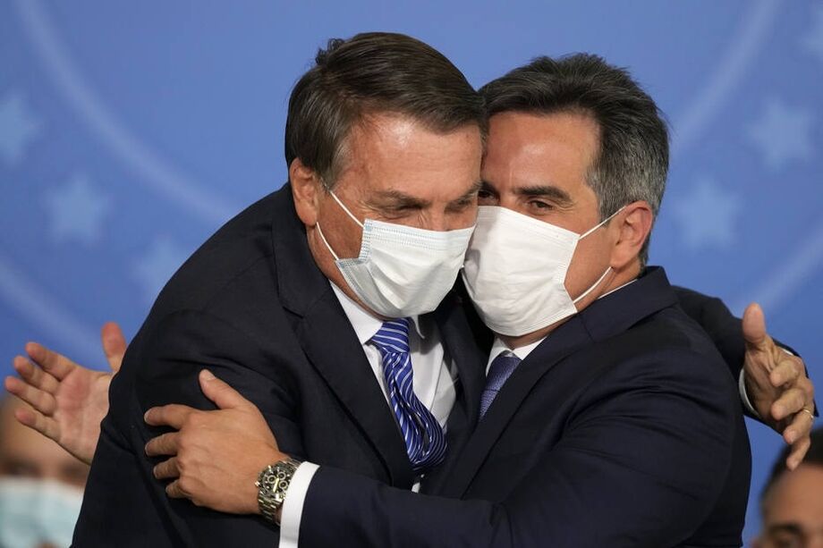 O presidente Jair Bolsonaro e o ex-senador Ciro Nogueira durante cerimônia de posse como ministro da Casa Civil