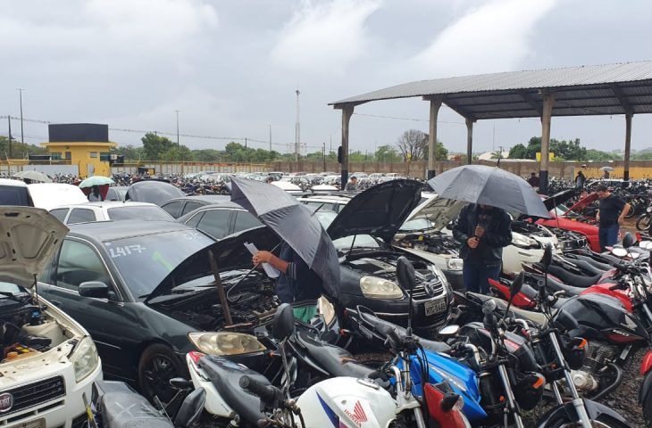 Ao todo, estão disponíveis 149 motocicletas e 72 automóveis para desmontagem e mais 104.890,00 kg de material ferroso