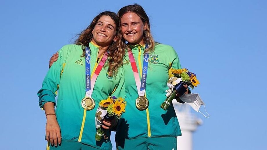 Martine Grael e Kahena Kunze recebem o ouro no pódio em Tóquio