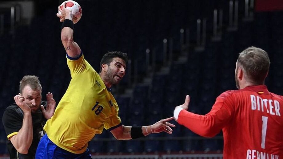 Felipe Borges diante do goleiro Julius Kuhn, que foi o melhor em quadra nda derrota do Brasil para a Alemanha