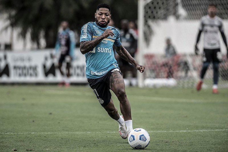 Com hematoma na coxa, Marinho desfalca o Santos diante do Corinthians na Vila